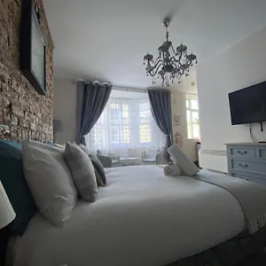 Crow's Nest Apartment